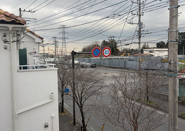 【物件からの展望】眺望を気にして物件を探す場合、前面に建物が建っていないか現地で確認しましょう！前面に建物があると景色はもちろん、日当たりや風通しにも影響が出てきます。住んだ時のことを想像しながら現地見学をしましょう。