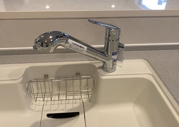 【キッチン水栓】キッチン水栓は、毎日必ず使うものだからこそ、使いやすさが重要です。シャワーヘッドの切り替えがスムーズか、吐水量が調節できるか、水しぶきが飛び散りにくい構造か、浄水機能が付いているかなど、日々の家事を快適にするための機能が数多くあります。また、デザインも多種多様なので、キッチン全体の雰囲気に合わせたものを選ぶことができます。