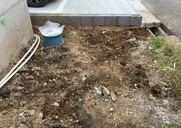 【庭】庭があることでガーデニングや家庭菜園はもちろん、こどもの遊び場やペットを放して遊ぶことができます。また、家の周囲に余裕があるということです。隣地との間があれば、十分な日当たりと、風通しが確保できます。