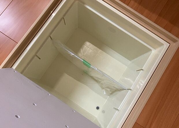 【キッチン床下収納】キッチン床下収納は、調理器具や食器などをスッキリと収納できる便利なスペースです。収納量が多いもの、引き出しがスムーズに開閉するものなど、使い勝手の良いものを選ぶことが大切です。また、湿気がこもりやすい場所なので、通気性の良いものを選ぶこともおすすめです。