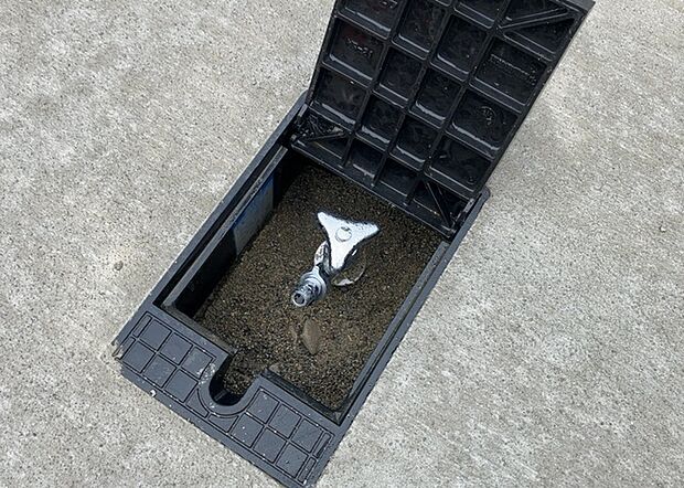 【外水栓】外水栓は、庭の水やりや洗車など、様々な用途に使える便利な設備です。ホースがしっかりと接続できるもの、水圧が安定しているものなど、使い勝手の良いものを選びましょう。また、凍結防止機能が付いているものなら、冬場でも安心して使用できます。