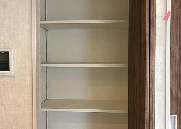 【キッチン床下収納】キッチン床下収納は、調理器具や食器などをスッキリと収納できる便利なスペースです。収納量が多いもの、引き出しがスムーズに開閉するものなど、使い勝手の良いものを選ぶことが大切です。また、湿気がこもりやすい場所なので、通気性の良いものを選ぶこともおすすめです。