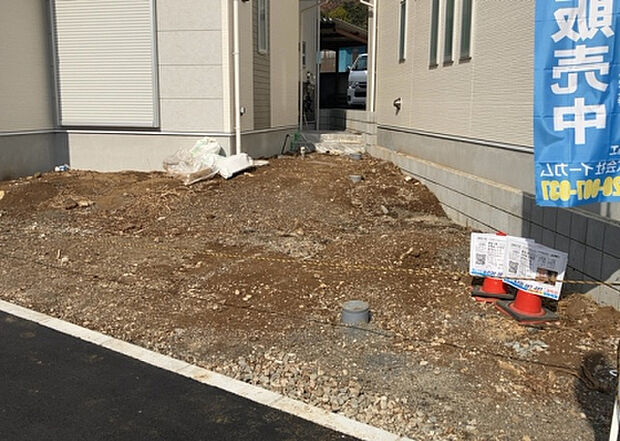 【駐車場】駐車場と明記されていても、最小スペースでつくられた駐車場だと大型車は駐車できなかったり、出入りしにくくなったりする可能性があります。お車のサイズと購入したい物件の駐車場のサイズを現地で確認しましょう。