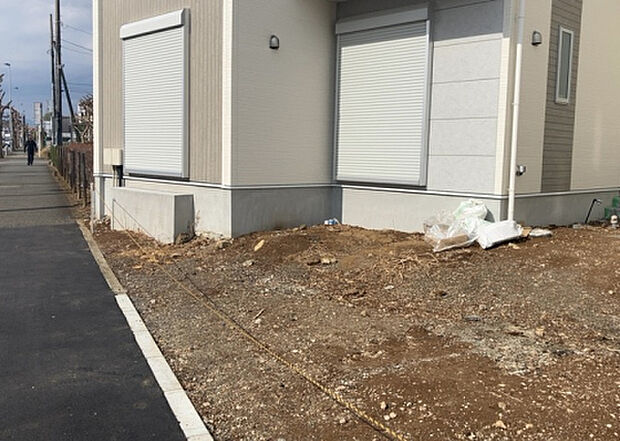 【庭】庭があることでガーデニングや家庭菜園はもちろん、こどもの遊び場やペットを放して遊ぶことができます。また、家の周囲に余裕があるということです。隣地との間があれば、十分な日当たりと、風通しが確保できます。