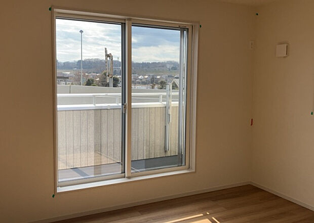 【洋室】洋室のメリットは重い家具が置きやすく、身の回りが整理しやすいことです。 床がフローリングのため畳とは異なり凹みにくいです。 クローゼットなど収納が豊富で、普段使わない旅行カバンや服の整頓も簡単にです。