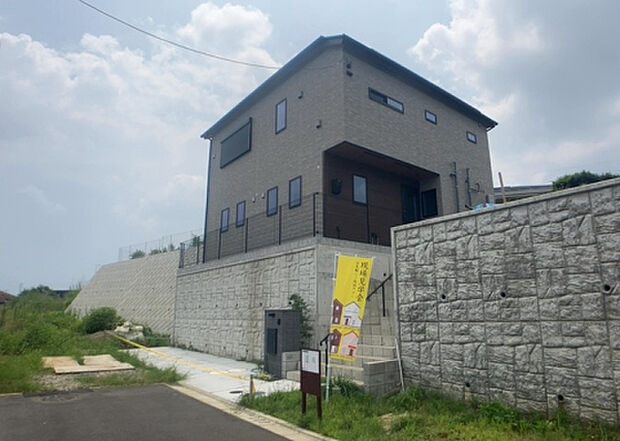 【前面道路含む現地写真_2】お持ちの車種によっては前面道路が広い方が便利でしょう。しかし、前面道路が広ければその分交通量が多くなるため、騒音などが気になる場合があります。実際に現地を見学し、周辺交通量や騒音などを確認しましょう！