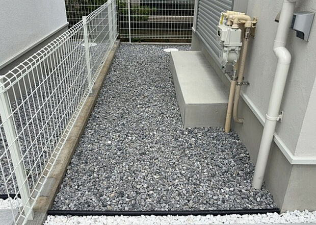 【庭】庭があることでガーデニングや家庭菜園はもちろん、こどもの遊び場やペットを放して遊ぶことができます。また、家の周囲に余裕があるということです。隣地との間があれば、十分な日当たりと、風通しが確保できます。