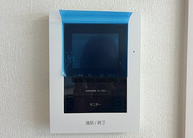 【ＴＶモニター付きインターホン】TVモニター付きインターホンは、来訪者の顔を確認できるだけでなく、音声でやり取りすることもできるため、セキュリティ面で安心できる設備です。モニター画面が大きく見やすいもの、夜間でも来訪者をしっかりと確認できるものなど、機能性を重視したいところです。