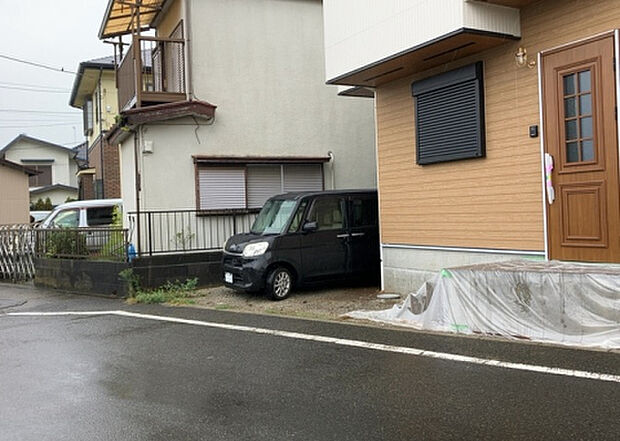 【駐車場】駐車場と明記されていても、最小スペースでつくられた駐車場だと大型車は駐車できなかったり、出入りしにくくなったりする可能性があります。お車のサイズと購入したい物件の駐車場のサイズを現地で確認しましょう。