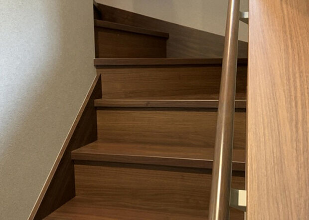 【内装】建物の上下階の通路である階段は、その位置によって動線や室内の印象が大きく左右されます。手摺にも重要な役割があり、転倒の防止・歩行や動作を円滑にして日常生活を支えることを主な目的として設置されています。