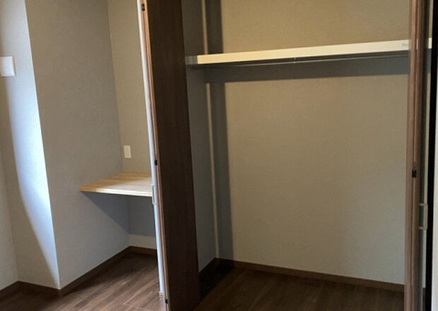 【ウォークインクローゼット】ウォークインクローゼットがあれば、クローゼット内でコーディネートが完成できますし、季節の変わり目に行う衣替えの手間も省けます。また、スーツケースなど大きいものもしまうことができ使い勝手がよいです。