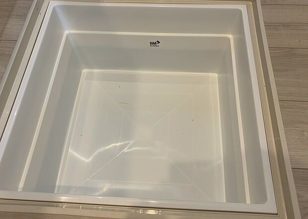 【キッチン床下収納】キッチン床下収納は、調理器具や食器などをスッキリと収納できる便利なスペースです。収納量が多いもの、引き出しがスムーズに開閉するものなど、使い勝手の良いものを選ぶことが大切です。また、湿気がこもりやすい場所なので、通気性の良いものを選ぶこともおすすめです。