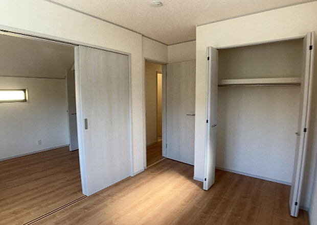 【ウォークインクローゼット】ウォークインクローゼットがあれば、クローゼット内でコーディネートが完成できますし、季節の変わり目に行う衣替えの手間も省けます。また、スーツケースなど大きいものもしまうことができ使い勝手がよいです。