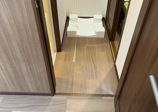 【脱衣場】多くの戸建て住宅で見かける洗面脱衣所は、洗面台と洗濯機が2畳ほどのスペースに並べられていて、洗面所が脱衣所を兼ね備えている間取りが一般的です。お客様が利用することもある、パブリックな空間でもあります。