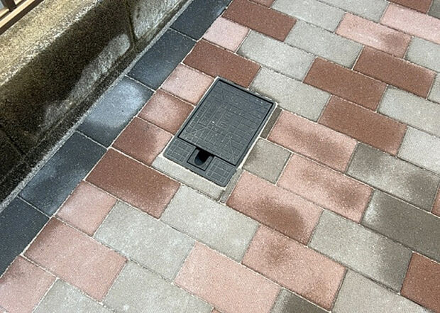 【その他設備】敷地内には、散水栓や立水栓があります。水道水を直接利用できるため、水を運ぶ手間を省くことが出来ます。大量の水を必要とする洗車作業や清掃などに役立ちます。その他設備とあわせて、現地でご確認ください。