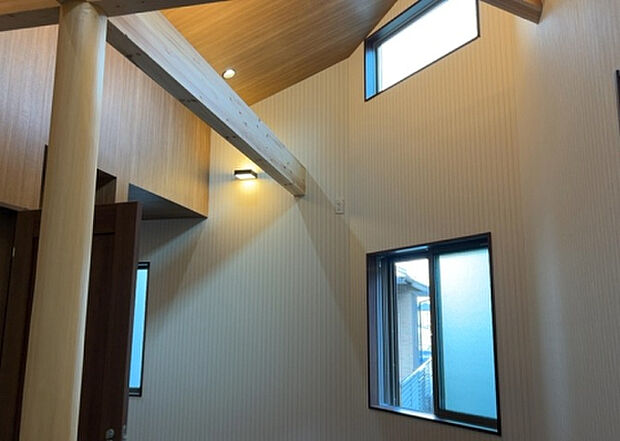 【内装】建物の上下階の通路である階段は、その位置によって動線や室内の印象が大きく左右されます。手摺にも重要な役割があり、転倒の防止・歩行や動作を円滑にして日常生活を支えることを主な目的として設置されています。