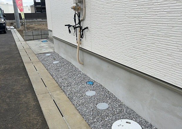 【庭】庭があることでガーデニングや家庭菜園はもちろん、こどもの遊び場やペットを放して遊ぶことができます。また、家の周囲に余裕があるということです。隣地との間があれば、十分な日当たりと、風通しが確保できます。