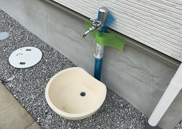 【その他設備】敷地内には、散水栓や立水栓があります。水道水を直接利用できるため、水を運ぶ手間を省くことが出来ます。大量の水を必要とする洗車作業や清掃などに役立ちます。その他設備とあわせて、現地でご確認ください。