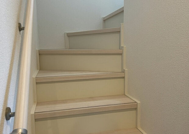 【内装】建物の上下階の通路である階段は、その位置によって動線や室内の印象が大きく左右されます。手摺にも重要な役割があり、転倒の防止・歩行や動作を円滑にして日常生活を支えることを主な目的として設置されています。