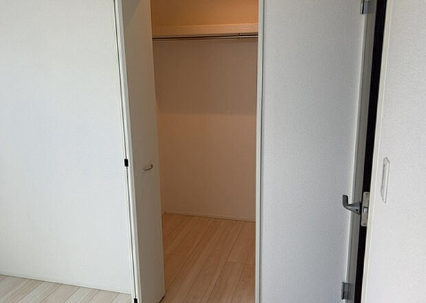【ウォークインクローゼット】ウォークインクローゼットがあれば、クローゼット内でコーディネートが完成できますし、季節の変わり目に行う衣替えの手間も省けます。また、スーツケースなど大きいものもしまうことができ使い勝手がよいです。