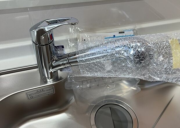 【キッチン水栓】キッチン水栓は、毎日必ず使うものだからこそ、使いやすさが重要です。シャワーヘッドの切り替えがスムーズか、吐水量が調節できるか、水しぶきが飛び散りにくい構造か、浄水機能が付いているかなど、日々の家事を快適にするための機能が数多くあります。また、デザインも多種多様なので、キッチン全体の雰囲気に合わせたものを選ぶことができます。