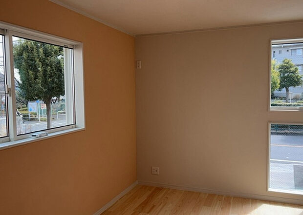 【洋室】洋室のメリットは重い家具が置きやすく、身の回りが整理しやすいことです。 床がフローリングのため畳とは異なり凹みにくいです。 クローゼットなど収納が豊富で、普段使わない旅行カバンや服の整頓も簡単にです。