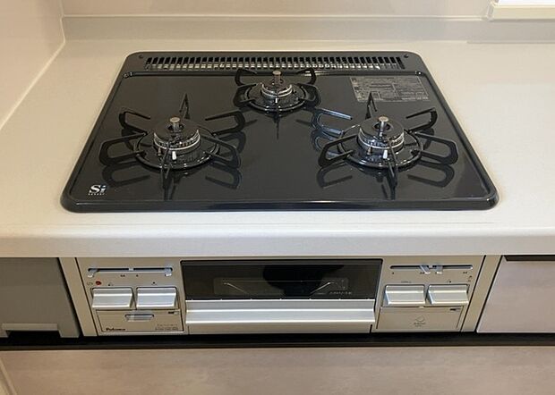 【キッチンコンロ】キッチンコンロは、料理の質を大きく左右する重要な設備です。火力調整のしやすさ、グリル機能の有無、安全装置の充実度など、選ぶポイントがたくさんあります。特に、IHクッキングヒーターは、お手入れのしやすさや安全性が高く、近年人気が高まっています。