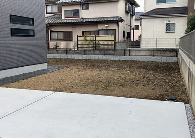 【庭】庭があることでガーデニングや家庭菜園はもちろん、こどもの遊び場やペットを放して遊ぶことができます。また、家の周囲に余裕があるということです。隣地との間があれば、十分な日当たりと、風通しが確保できます。