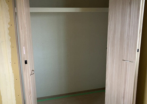 【ウォークインクローゼット】ウォークインクローゼットがあれば、クローゼット内でコーディネートが完成できますし、季節の変わり目に行う衣替えの手間も省けます。また、スーツケースなど大きいものもしまうことができ使い勝手がよいです。