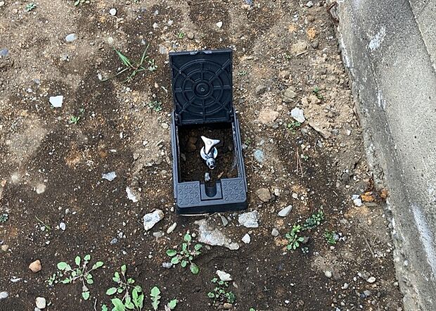 【外水栓】外水栓は、庭の水やりや洗車など、様々な用途に使える便利な設備です。ホースがしっかりと接続できるもの、水圧が安定しているものなど、使い勝手の良いものを選びましょう。また、凍結防止機能が付いているものなら、冬場でも安心して使用できます。