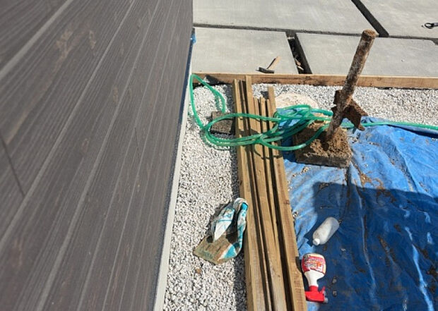 【その他設備】敷地内には、散水栓や立水栓があります。水道水を直接利用できるため、水を運ぶ手間を省くことが出来ます。大量の水を必要とする洗車作業や清掃などに役立ちます。その他設備とあわせて、現地でご確認ください。