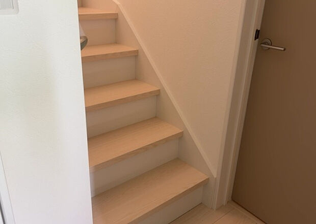 【内装】建物の上下階の通路である階段は、その位置によって動線や室内の印象が大きく左右されます。手摺にも重要な役割があり、転倒の防止・歩行や動作を円滑にして日常生活を支えることを主な目的として設置されています。