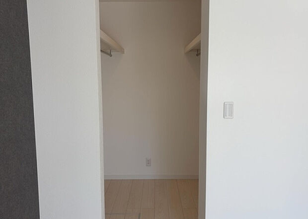 【ウォークインクローゼット】ウォークインクローゼットがあれば、クローゼット内でコーディネートが完成できますし、季節の変わり目に行う衣替えの手間も省けます。また、スーツケースなど大きいものもしまうことができ使い勝手がよいです。