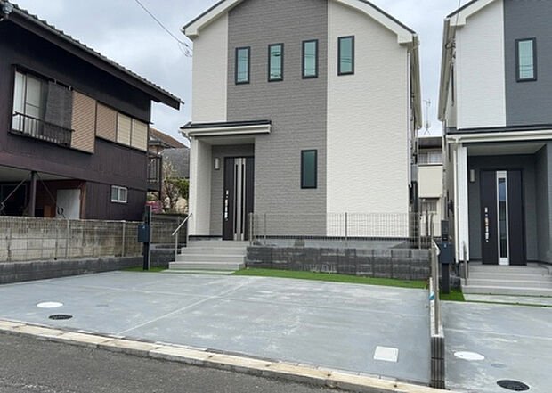【前面道路含む現地写真_2】お持ちの車種によっては前面道路が広い方が便利でしょう。しかし、前面道路が広ければその分交通量が多くなるため、騒音などが気になる場合があります。実際に現地を見学し、周辺交通量や騒音などを確認しましょう！