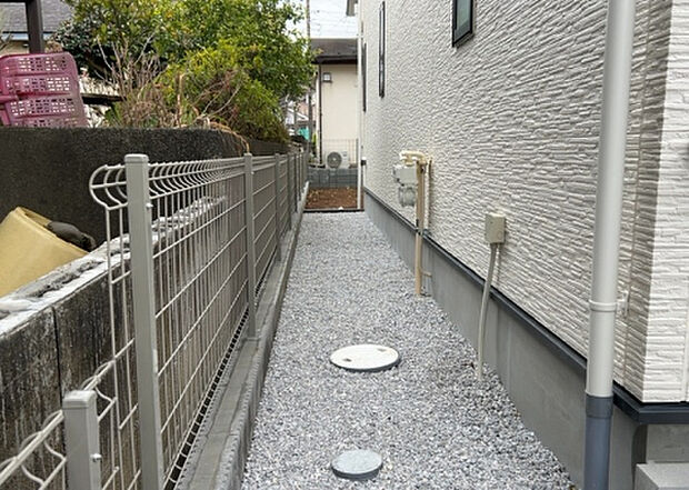 【庭】庭があることでガーデニングや家庭菜園はもちろん、こどもの遊び場やペットを放して遊ぶことができます。また、家の周囲に余裕があるということです。隣地との間があれば、十分な日当たりと、風通しが確保できます。