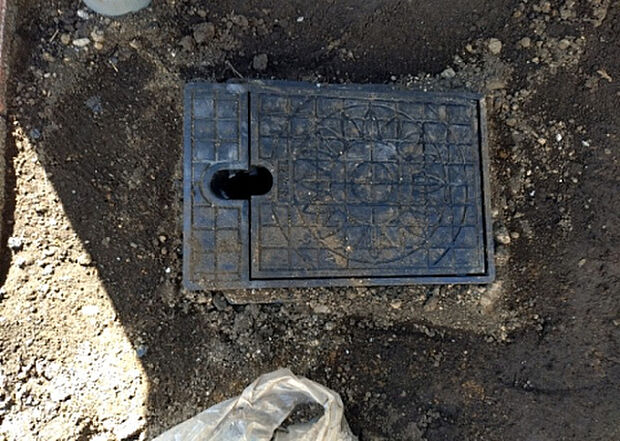 【その他設備】敷地内には、散水栓や立水栓があります。水道水を直接利用できるため、水を運ぶ手間を省くことが出来ます。大量の水を必要とする洗車作業や清掃などに役立ちます。その他設備とあわせて、現地でご確認ください。