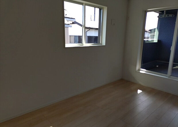 【洋室】洋室のメリットは重い家具が置きやすく、身の回りが整理しやすいことです。 床がフローリングのため畳とは異なり凹みにくいです。 クローゼットなど収納が豊富で、普段使わない旅行カバンや服の整頓も簡単にです。