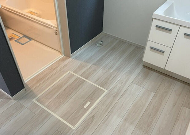 【脱衣場】多くの戸建て住宅で見かける洗面脱衣所は、洗面台と洗濯機が2畳ほどのスペースに並べられていて、洗面所が脱衣所を兼ね備えている間取りが一般的です。お客様が利用することもある、パブリックな空間でもあります。