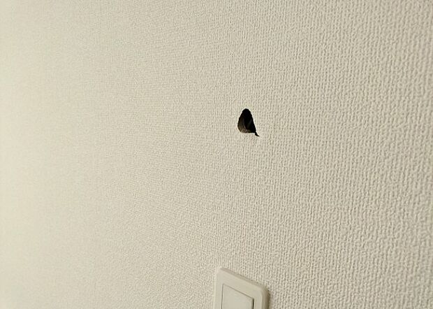 【給湯器リモコン】給湯器リモコンは、お風呂の温度設定やタイマー設定など、お風呂を快適に楽しむために欠かせないものです。液晶画面が大きく見やすいもの、操作ボタンが分かりやすいものなど、使いやすさが重要です。また、エコ機能が付いているものなら、光熱費の節約にもつながります。