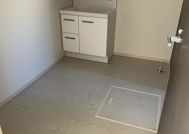【脱衣場】多くの戸建て住宅で見かける洗面脱衣所は、洗面台と洗濯機が2畳ほどのスペースに並べられていて、洗面所が脱衣所を兼ね備えている間取りが一般的です。お客様が利用することもある、パブリックな空間でもあります。