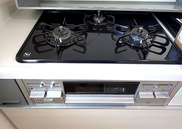 【キッチンコンロ】キッチンコンロは、料理の質を大きく左右する重要な設備です。火力調整のしやすさ、グリル機能の有無、安全装置の充実度など、選ぶポイントがたくさんあります。特に、IHクッキングヒーターは、お手入れのしやすさや安全性が高く、近年人気が高まっています。