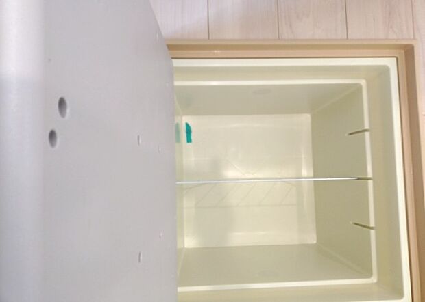 【キッチン床下収納】キッチン床下収納は、調理器具や食器などをスッキリと収納できる便利なスペースです。収納量が多いもの、引き出しがスムーズに開閉するものなど、使い勝手の良いものを選ぶことが大切です。また、湿気がこもりやすい場所なので、通気性の良いものを選ぶこともおすすめです。