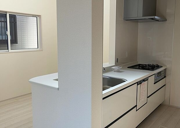 【ＴＶモニター付きインターホン】TVモニター付きインターホンは、来訪者の顔を確認できるだけでなく、音声でやり取りすることもできるため、セキュリティ面で安心できる設備です。モニター画面が大きく見やすいもの、夜間でも来訪者をしっかりと確認できるものなど、機能性を重視したいところです。