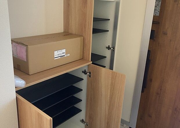 【玄関収納】玄関収納は、靴や傘、コートなどをスッキリと収納できるだけでなく、来客時に見せる顔となるため、家の顔とも言えます。収納量だけでなく、デザイン性も重視したいところです。ミラー付きの収納であれば、外出前の身だしなみチェックにも便利です。