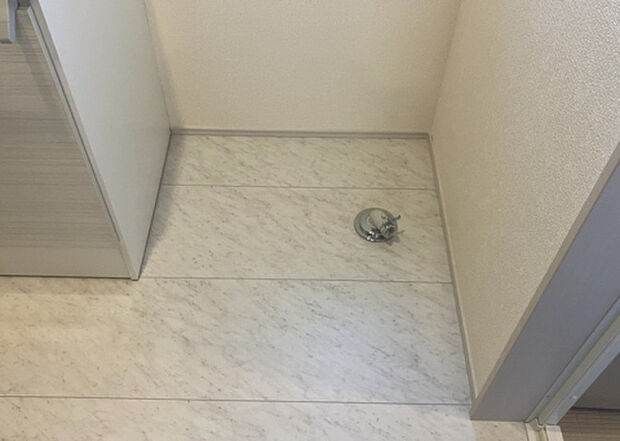 【ランドリースペース】ランドリースペースも気になります。洗濯機置場があり「洗う、干す、取り込む、アイロンがけ、たたむ」など、洗濯に関する家事をするための空間です。広さや収納など付帯設備も含めて、詳細は現地でご確認ください。