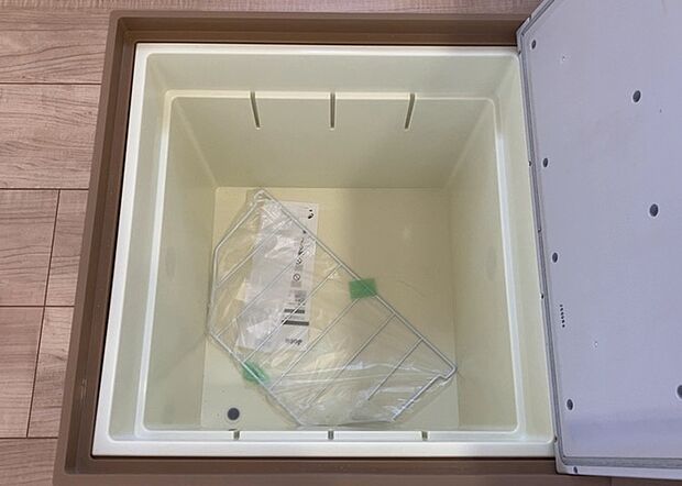 【キッチン床下収納】キッチン床下収納は、調理器具や食器などをスッキリと収納できる便利なスペースです。収納量が多いもの、引き出しがスムーズに開閉するものなど、使い勝手の良いものを選ぶことが大切です。また、湿気がこもりやすい場所なので、通気性の良いものを選ぶこともおすすめです。