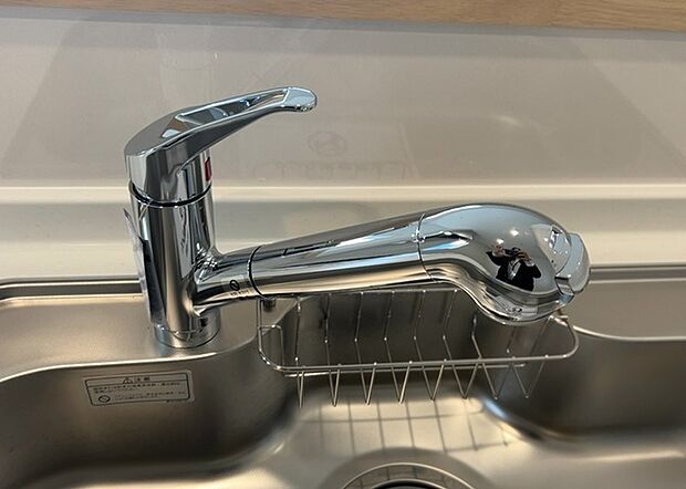 【キッチン水栓】キッチン水栓は、毎日必ず使うものだからこそ、使いやすさが重要です。シャワーヘッドの切り替えがスムーズか、吐水量が調節できるか、水しぶきが飛び散りにくい構造か、浄水機能が付いているかなど、日々の家事を快適にするための機能が数多くあります。また、デザインも多種多様なので、キッチン全体の雰囲気に合わせたものを選ぶことができます。