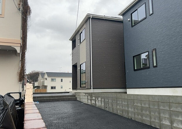 【前面道路含む現地写真_2】お持ちの車種によっては前面道路が広い方が便利でしょう。しかし、前面道路が広ければその分交通量が多くなるため、騒音などが気になる場合があります。実際に現地を見学し、周辺交通量や騒音などを確認しましょう！