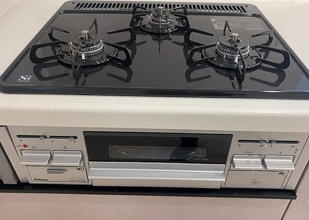 【キッチンコンロ】キッチンコンロは、料理の質を大きく左右する重要な設備です。火力調整のしやすさ、グリル機能の有無、安全装置の充実度など、選ぶポイントがたくさんあります。特に、IHクッキングヒーターは、お手入れのしやすさや安全性が高く、近年人気が高まっています。