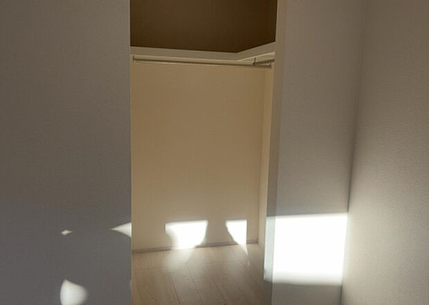 【ウォークインクローゼット】ウォークインクローゼットがあれば、クローゼット内でコーディネートが完成できますし、季節の変わり目に行う衣替えの手間も省けます。また、スーツケースなど大きいものもしまうことができ使い勝手がよいです。